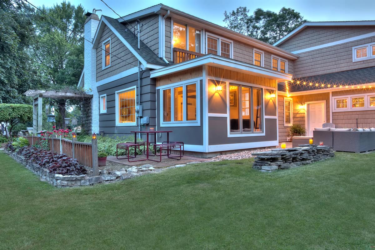 how to fix holes in vinyl siding