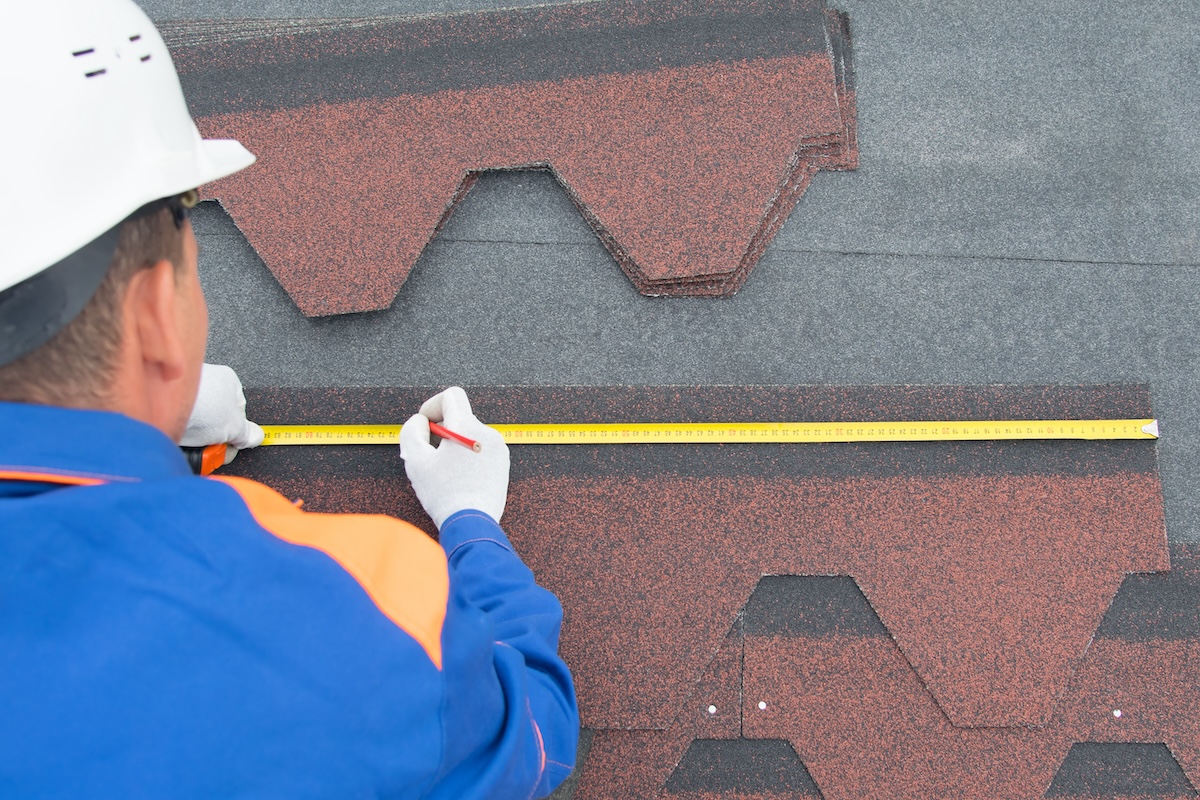 a close-up of the marking process, a soft roof, for laying it on the roof of the house